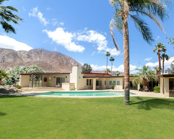 Luxury Private Home at the foot of the Mountain Range and golf course